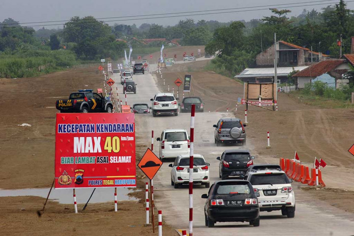 Sementara itu tol fungsional Brebes Timur-Pemalang di Tegal, Jateng, kembali dibuka untuk mengurai kepadatan di jalur Pantura.