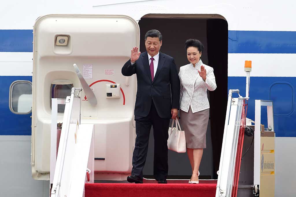 Presiden Tiongkok Xi Jinping bersama istri Peng Liyuan bersiap turun dari pesawat saat tiba di Bandara Internasional Hong Kong, Kamis (29/6/2017).