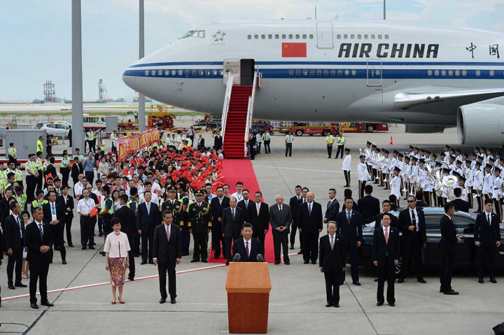 Selama kunjungan pertama Xi ke Hong Kong sebagai presiden, ia akan  menghadiri upacara pengambilan sumpah pemimpin wanita pertama Hong Kong, yaitu Carrie Lam. Li juga dijadwalkan mengunjungi garnisun Tentara Pembebasan Rakyat serta bertemu para pemimpin setempat. Dikabarkan Xi juga akan mengadakan pertemuan dengan beberapa tokoh demokrasi setempat.