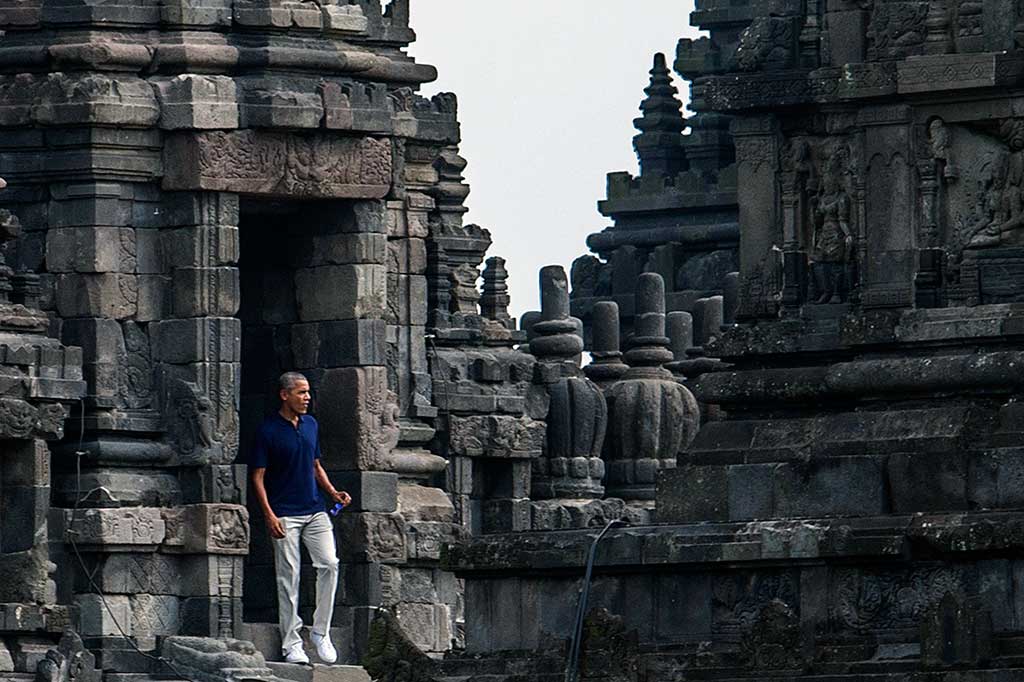Obama sangat terkesan dan kagum saat berada di Candi Prambanan. Di sela-sela mengabadikan relief Candi Prambanan, kepada pemandu Obama menanyakan tentang sejarah dan cara membangun candi tersebut.  ANTARA/Andreas Fitri Atmoko