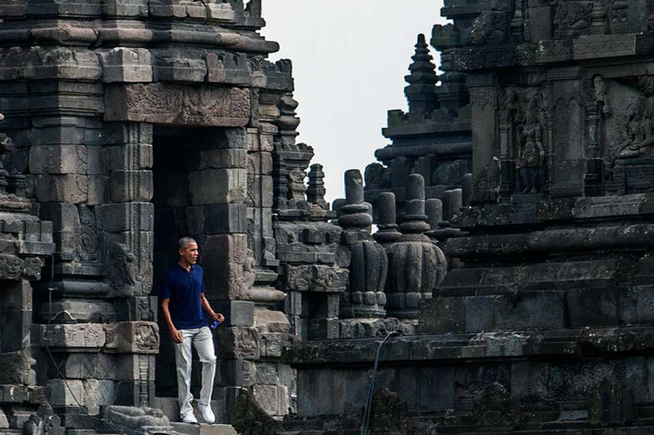 Obama sangat terkesan dan kagum saat berada di Candi Prambanan. Di sela-sela mengabadikan relief Candi Prambanan, kepada pemandu Obama menanyakan tentang sejarah dan cara membangun candi tersebut.  ANTARA/Andreas Fitri Atmoko
