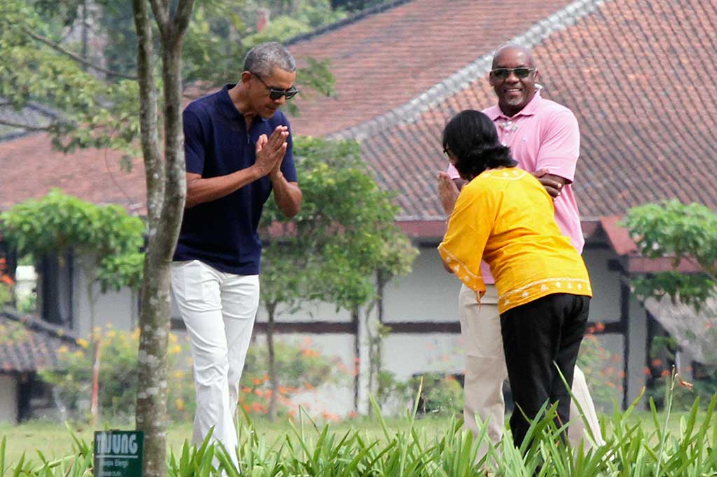 Obama menelungkupkan dua tangan di depan dadanya saat berpamitan kepada pemandu wisata yang mendampinginya mengelilingi Candi Prambanan. AP/N. Agung Nugroho