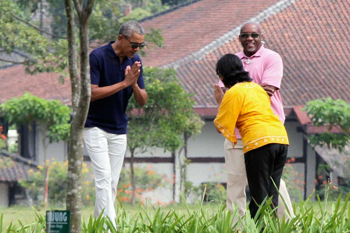 Obama menelungkupkan dua tangan di depan dadanya saat berpamitan kepada pemandu wisata yang mendampinginya mengelilingi Candi Prambanan. AP/N. Agung Nugroho