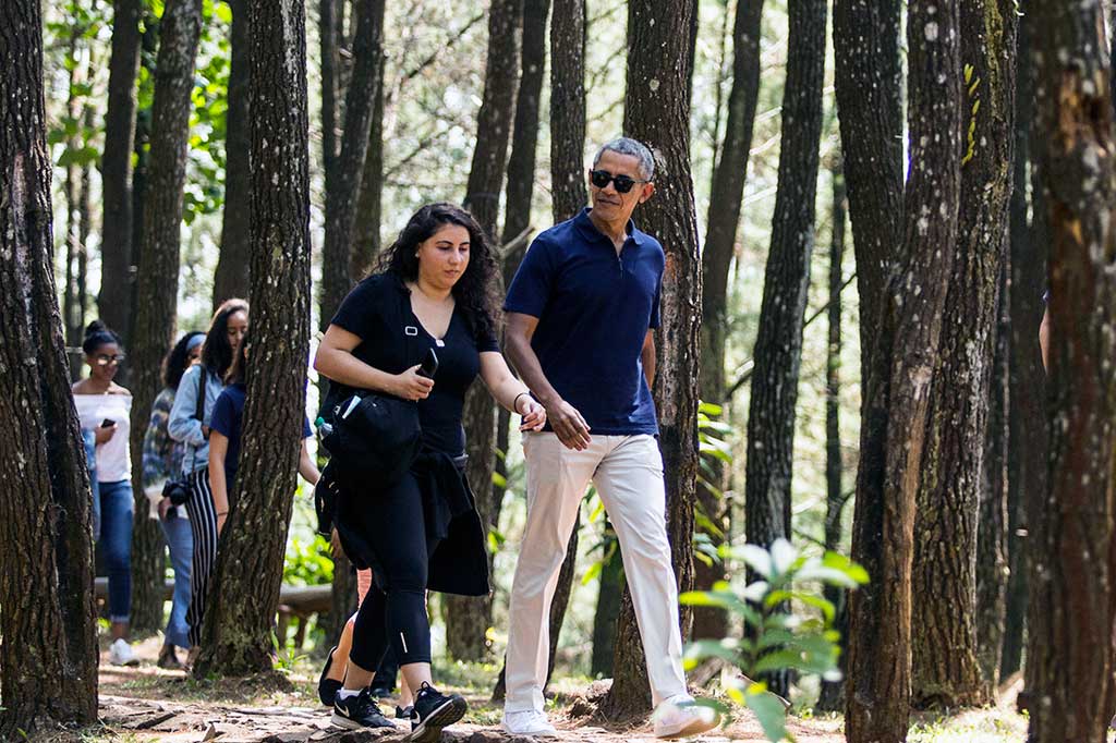 Obama melanjutkan perjalanan untuk menikmati kesejukan destinasi wisata Puncak Becici, Bantul. AP/Slamet Riyadi