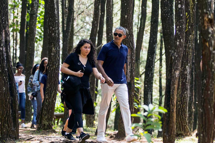 Obama melanjutkan perjalanan untuk menikmati kesejukan destinasi wisata Puncak Becici, Bantul. AP/Slamet Riyadi