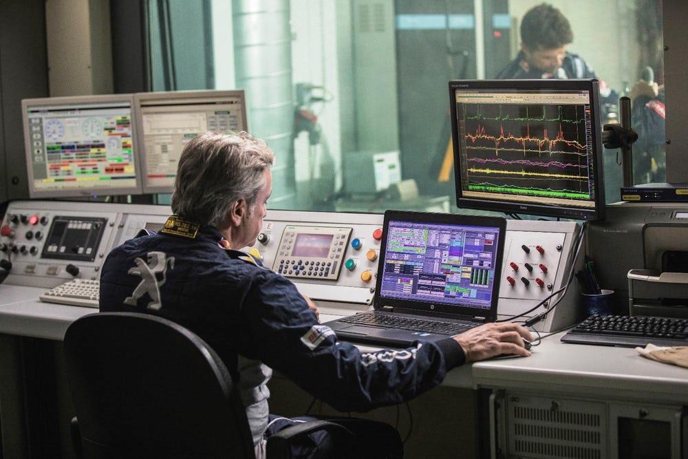 Carlos Sainz, satu dari tiga pereli tim Peugeot Red Bull, mempejalari data tunggangan barunya di terminal komputer. Veteran juara dunia World Rally Championship (WRC) ini adalah pemenang Reli Jalur Sutra 2009 dan 2010 bersama VW Touraeg.