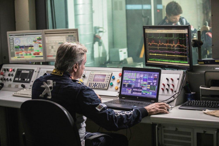 Carlos Sainz, satu dari tiga pereli tim Peugeot Red Bull, mempejalari data tunggangan barunya di terminal komputer. Veteran juara dunia World Rally Championship (WRC) ini adalah pemenang Reli Jalur Sutra 2009 dan 2010 bersama VW Touraeg.