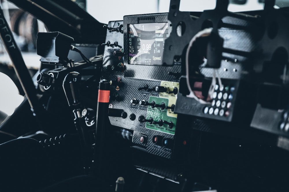 Panel dashboard baru untuk Peugeot 3008 DKR Maxi. Body yang lebih bongsor membuat SUV 2WD ini kurang lincah di jalur sempit, tapi stabil di medan yang didominasi padang pasir. 