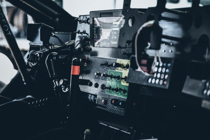 Panel dashboard baru untuk Peugeot 3008 DKR Maxi. Body yang lebih bongsor membuat SUV 2WD ini kurang lincah di jalur sempit, tapi stabil di medan yang didominasi padang pasir. 
