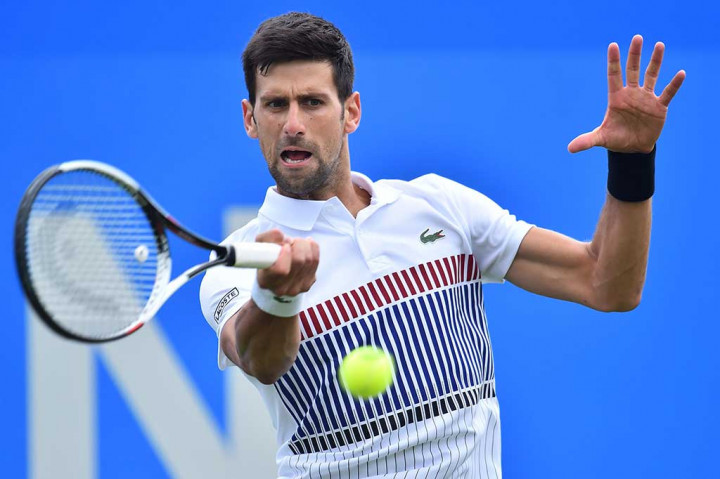 Novak Djokovic melancarkan pukulan forehand ke arah lawannya Donald Young pada perempat final Aegon International, Kamis (29/6/2017) waktu setempat.