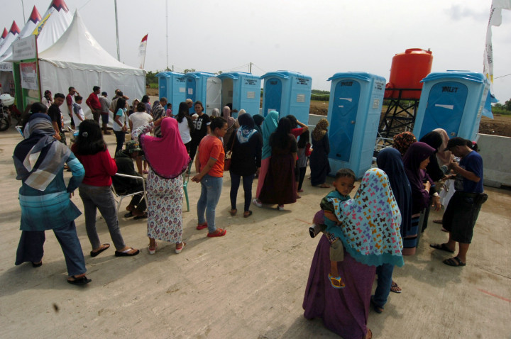 Pemudik antre menggunakan toilet di rest area darurat tol fungsional ruas Penarukan, Tegal, Jawa Tengah, Kamis (29/6/2017). Toilet darurat ini sangat besar artinya bagi para pemudik dan berperan dalam mencegah kemacetan panjang. ANTARA FOTO/Oky Lukmansyah
