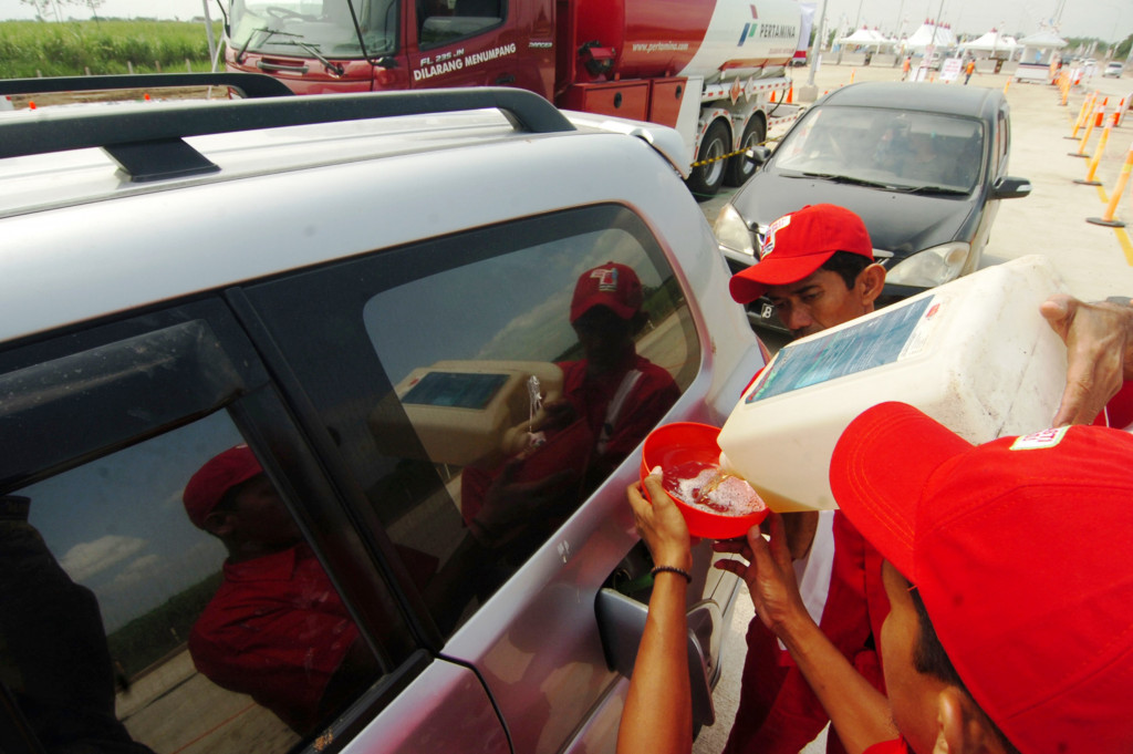 Petugas mengisi bahan bakar ke kendaraan di kios Pertamina tol fungsional Brebes Timur-Gringsing, Tegal, Jawa Tengah, Kamis (29/6/2017). PT Pertamina menjamin ketersedian BBM untuk arus balik aman dengan stok premium mencapai 1,253 juta KL atau cukup untuk 23 hari, pertalite 1,137 juta KL (20 hari), pertamax 740 ribu KL (22 hari) dan solar 1,887 juta KL (27 hari). ANTARA FOTO/Oky Lukmansyah