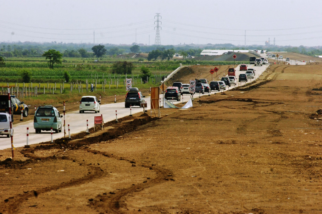 Kendaraan melintas di tol fungsional Brebes Timur-Pemalang di Tegal, Jawa Tengah, Kamis (29/6/2017). Selama arus balik jalur tol fungsional akan dibukan 24 jam. ANTARA FOTO/Oky Lukmansyah