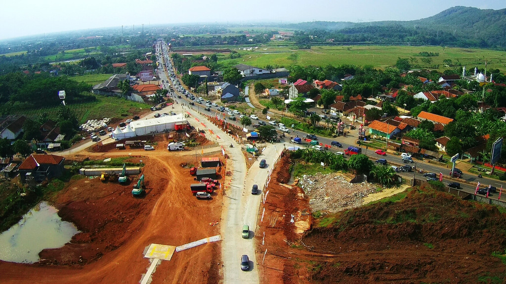 Antrean kendaraan pemudik memasuki pintu keluar tol Gringsing, Batang, Jawa Tengah, Kamis (29/6/2017). Melonjaknya volume kendaraan arus balik disiasati dengan sistem buka tutup dan melawan arah. ANTARA FOTO/Harviyan Perdana Putra