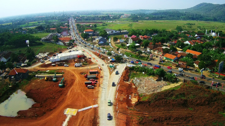 Antrean kendaraan pemudik memasuki pintu keluar tol Gringsing, Batang, Jawa Tengah, Kamis (29/6/2017). Melonjaknya volume kendaraan arus balik disiasati dengan sistem buka tutup dan melawan arah. ANTARA FOTO/Harviyan Perdana Putra