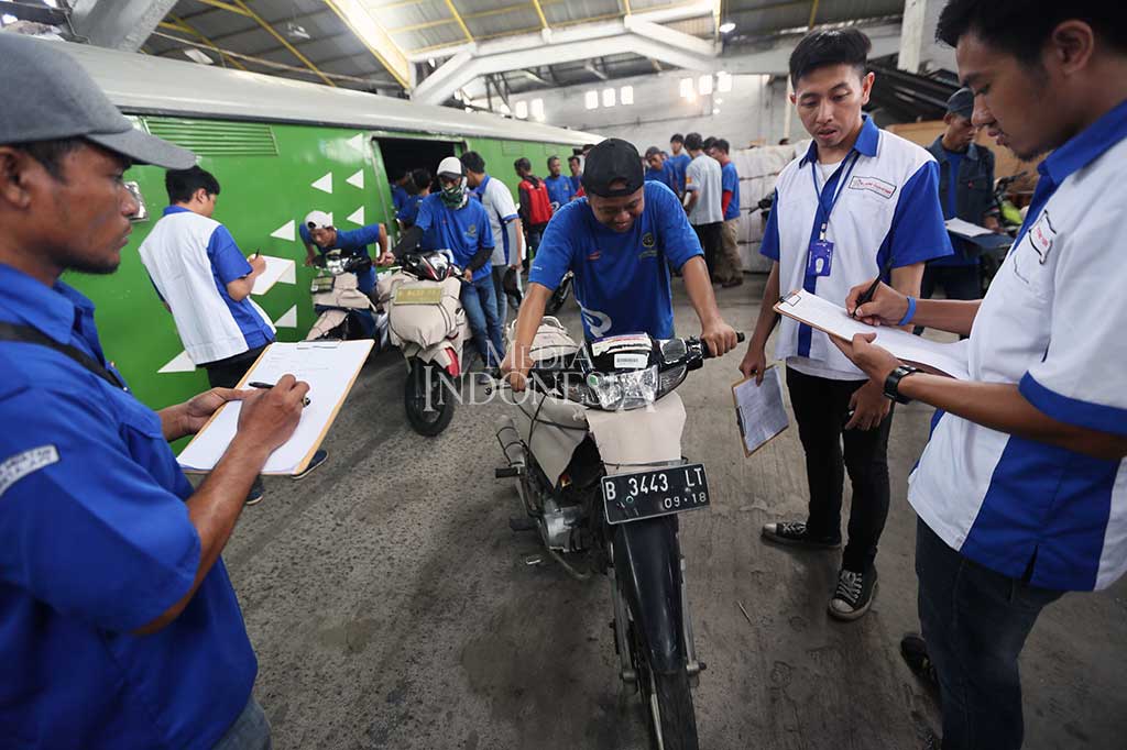 Untuk mengurangi jumlah pemudik yang menggunakan sepeda motor, pemerintah melalui Kementerian Perhubungan menggelar layanan motor gratis mudik dan balik dengan kereta api.