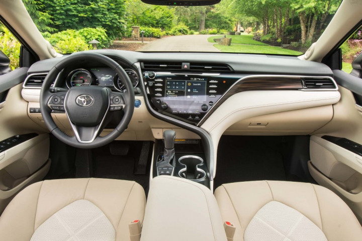 Urusan fitur interiornya, ketiga varian tidak ada perbedaan mencolok. Camry SE series dibangun dengan konsep Toyota New Global Architecture (TNGA). 