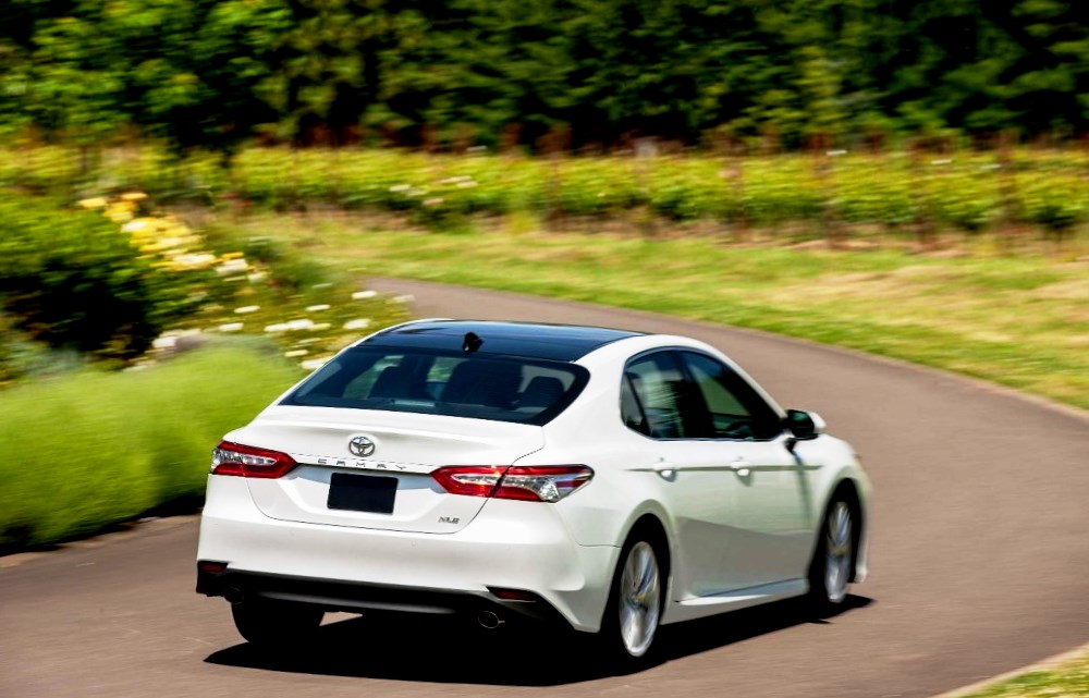 Pasar AS mendapat tiga varian Camry 2018. Varian SE yang ekonomis, XSE yang bertenaga dan SE Hybrid. Semuanya dilengkapi transmisi CVT 8 percepatan. 