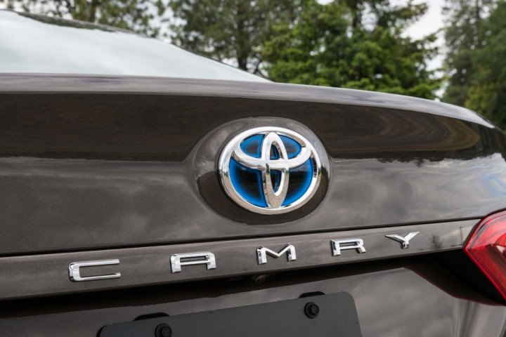 Camry SE Hybrid juga mengusung mesin 2.5 liter, tapi punya tambahan motor listrik yang Toyota promosikan sangat responsif. 