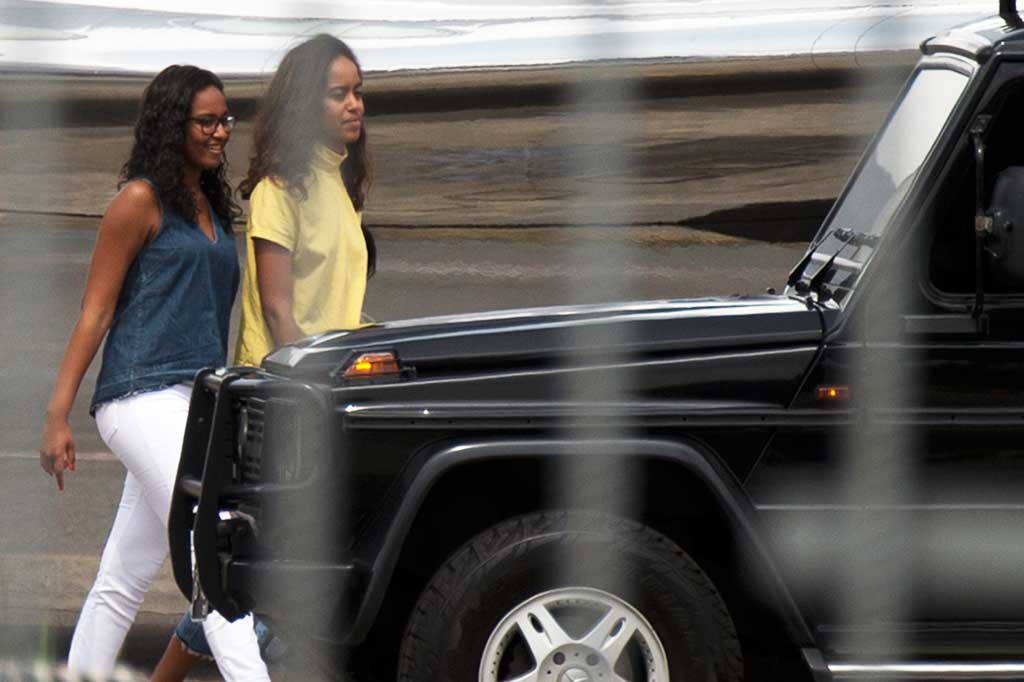Putri Obama, Malia (kanan) dan Sasha tiba bersama orang tua mereka di Bandara Halim Perdanakusuma. Di Yogyakarta Obama dan keluarga mengunjungi Candi Borobudur, Prambanan, dan Puncak Becici. Mereka begitu kagum dengan keindahan objek wisata tersebut.