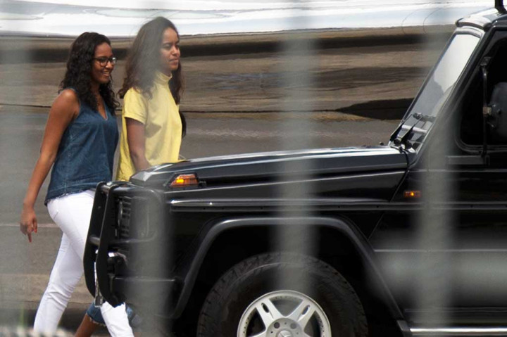 Putri Obama, Malia (kanan) dan Sasha tiba bersama orang tua mereka di Bandara Halim Perdanakusuma. Di Yogyakarta Obama dan keluarga mengunjungi Candi Borobudur, Prambanan, dan Puncak Becici. Mereka begitu kagum dengan keindahan objek wisata tersebut.