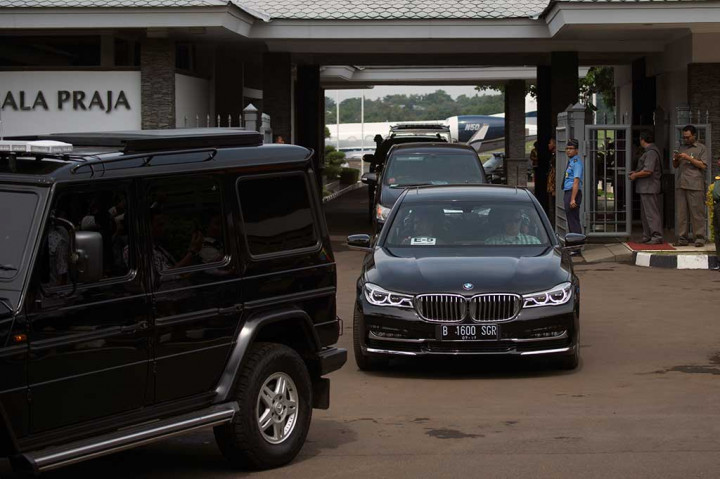 Rombongan Obama meninggalkan Halim Perdanakusuma menuju Hotel Mandarin, tempat mereka menginap. Obama Jumat sore akan dijamu Presiden Joko Widodo di Istana Bogor, Bogor, Jabar.