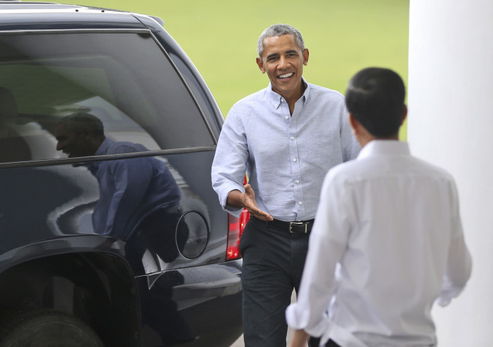Obama tersenyum lebar menyongsong Presiden Jokowi yang menyambutnya di tangga Istana Bogor
