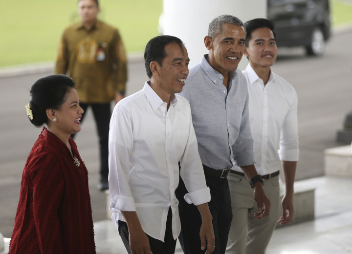Presiden Jokowi dan keluarga menjamu kunjungan pribadi Obama di teras belakang Istana Bogor. AP/Pool
