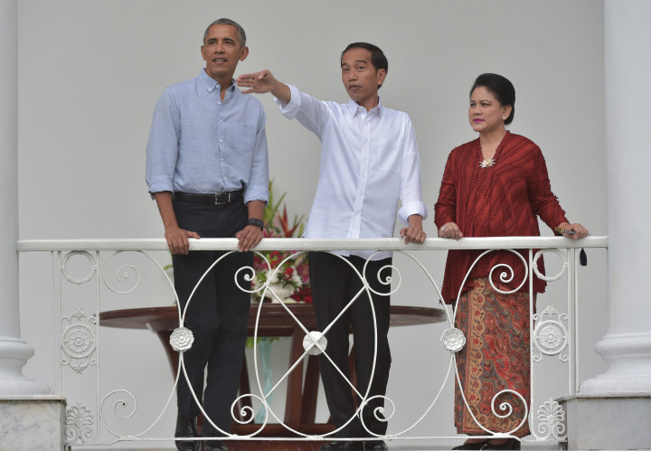 Obama bersama Presiden Jokowi dan istri menyaksikan puluhan kijang yang menjadi koleksi Istana Bogor. AFP/Pool
