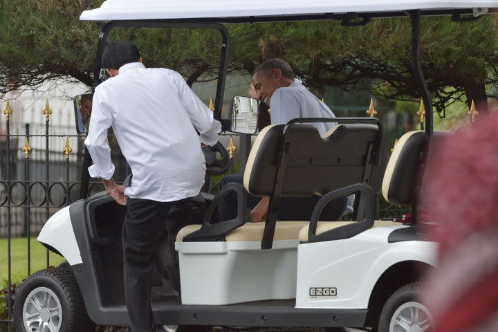 Obama diajak Jokowi naik golfcar menuju Kebun Raya Bogor. AFP/Pool