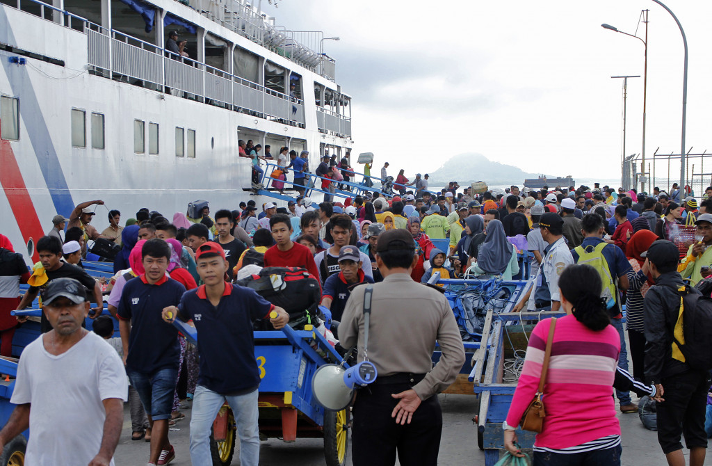 Penumpang turun di Pelabuhan Tunon Taka, Nunukan, Kalimantan Utara, Jumat (30/6/2017). Kedatangan KM Cattleya Ekspres dengan 475 penumpang itu merupakan arus balik pertama di Nunukan. ANTARA FOTO/M Rusman