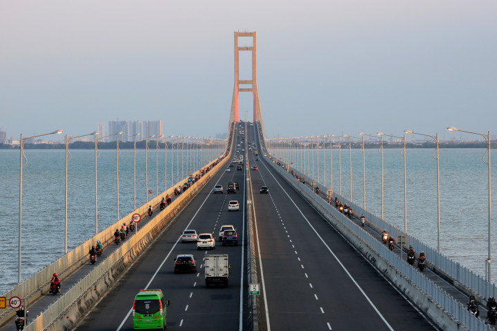 Pengendara motor melintas di jembatan Suramadu menuju Jawa dari Madura. Keberadaan jembatan ini mengurangi beban di pelabuhan Kamal, Bangkalan dan Ujung, Surabaya. ANTARA FOTO/Didik Suhartono