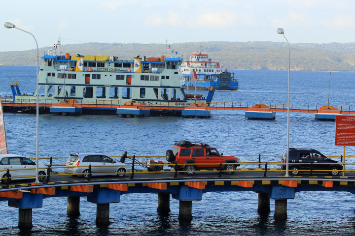 Antrian mobil menunggu giliran masuk kapal roro di Pelabuhan Ketapang, Banyuwangi, menuju Bali. Pelabuhan ini juga gerbang menuju NTB dan NTT dari Jawa. ANTARA FOTO/Budi Candra Setya