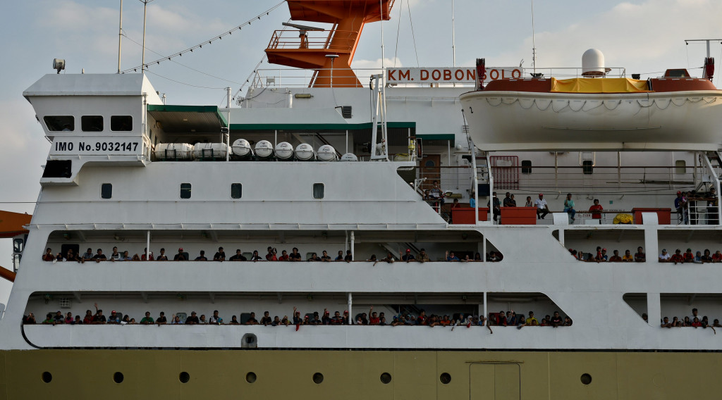  Pemudik arus balik di KM Dobonsolo, di Pelabuhan Tanjung Emas Semarang. Kapal mengangkut 748 sepeda motor dan 1.686 pemudik gratis tujuan Pelabuhan Tanjung Priok Jakarta. ANTARA FOTO/R. Rekotomo