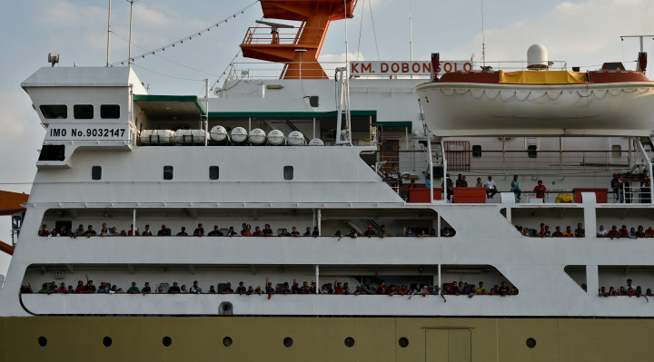  Pemudik arus balik di KM Dobonsolo, di Pelabuhan Tanjung Emas Semarang. Kapal mengangkut 748 sepeda motor dan 1.686 pemudik gratis tujuan Pelabuhan Tanjung Priok Jakarta. ANTARA FOTO/R. Rekotomo