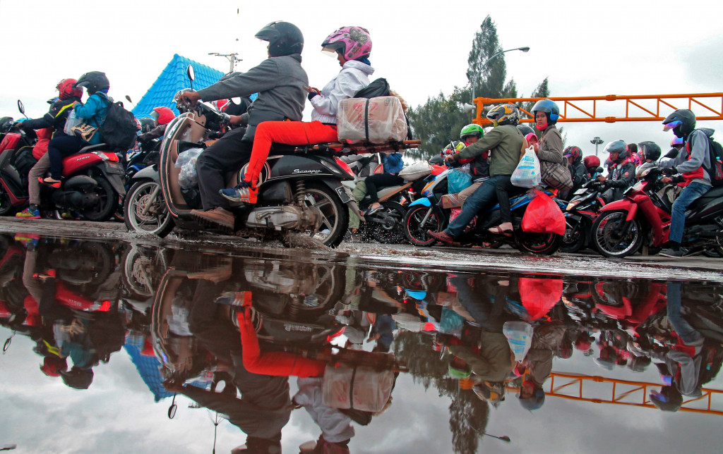 Pemudik bermotor bersiap menyebrang ke Pulau Jawa melalui Pelabuhan Bakauheni, Lampung, Jumat (30/6). Berdasarkan data ASDP cabang Bakauheni, jumlah pemudik sepeda motor yang sudah melakukan penyeberangan sebanyak 26.919 unit. ANTARA FOTO/Ardiansyah