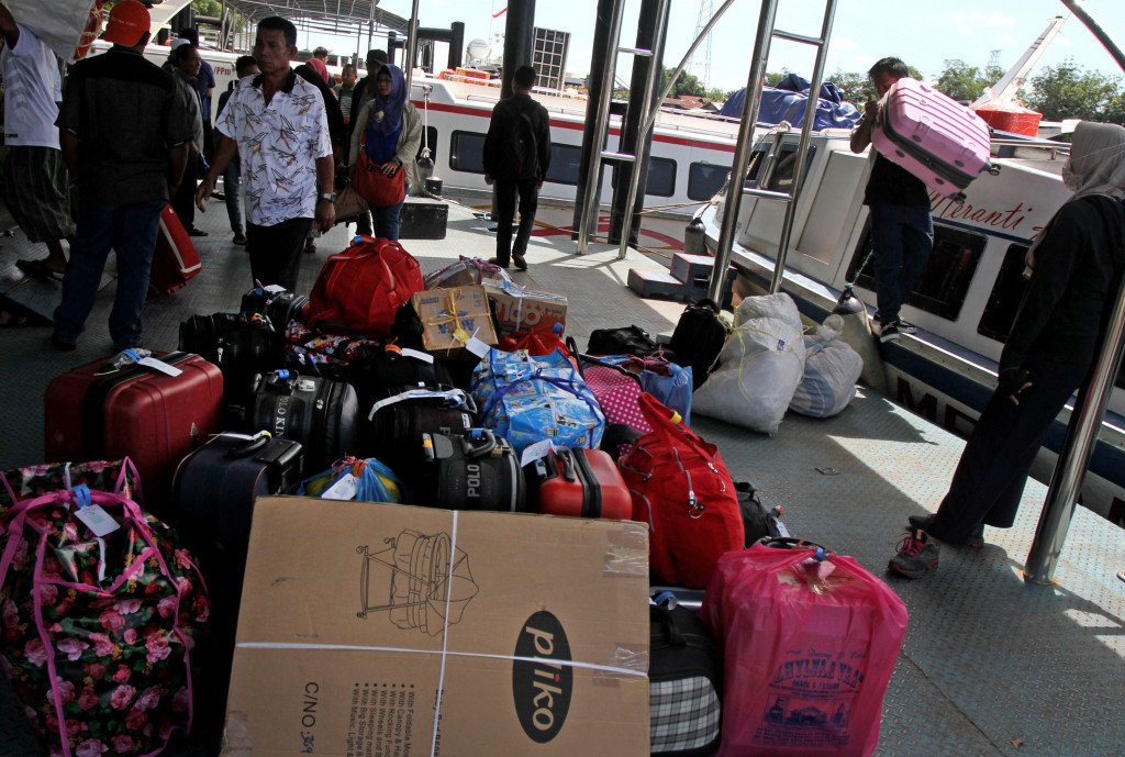 Penumpang turun dari kapal di Pelabuhan Sei Duku Pekanbaru, Riau, Jumat (30/6/2017). Puncak arus balik di pelabuhan tersebut pada Minggu (2/7/2017) mendatang. ANTARA FOTO/Rony Muharrman