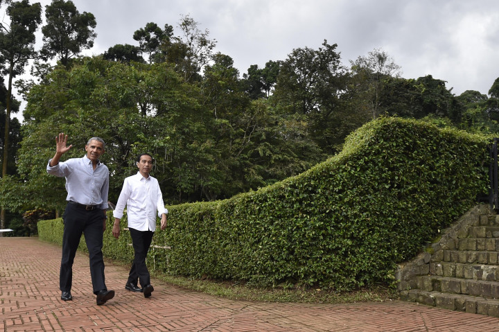 Obama membalas sapaan yang berkerumun di luar pagar Kebun Raya Bogor. Obama tidak mengajak istri dan dua putrinya menemui Jokowi dan keluarga di Bogor.