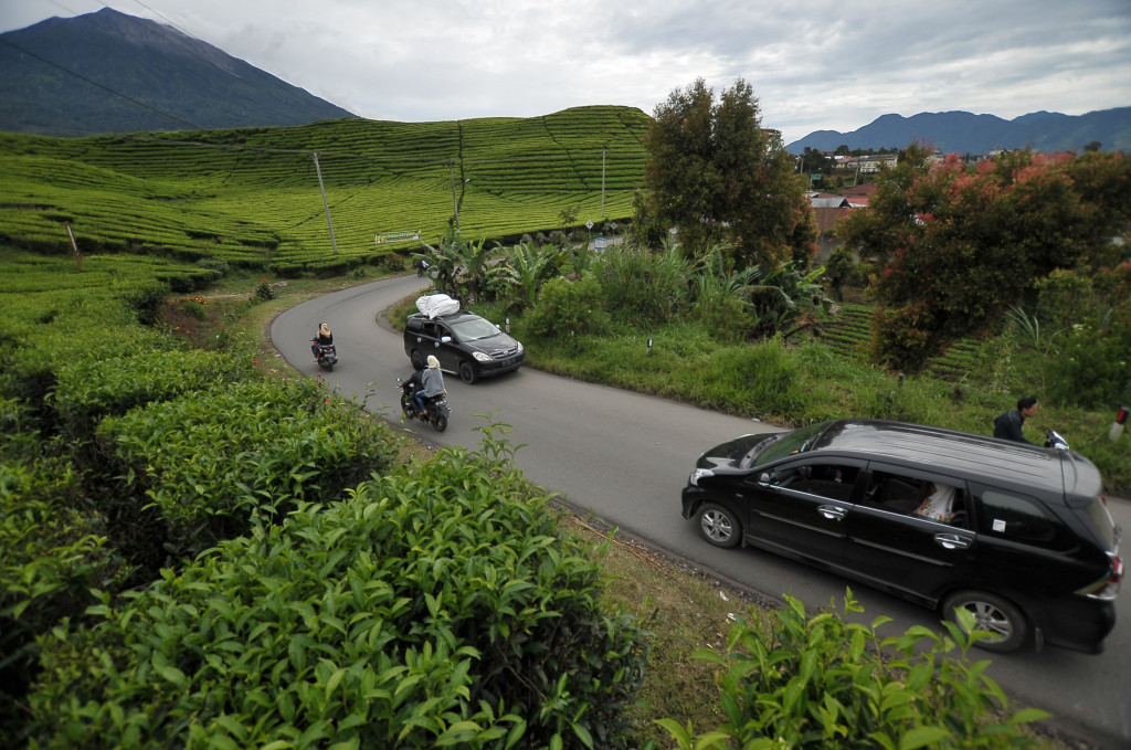 Arus balik di jalur alternatif Lingkar Ayo, Kerinci, Jambi. jalur utama adalah tol Trans Sumatera yang membentang hingga Palembang. Antara Foto/Wahdi Septiawan