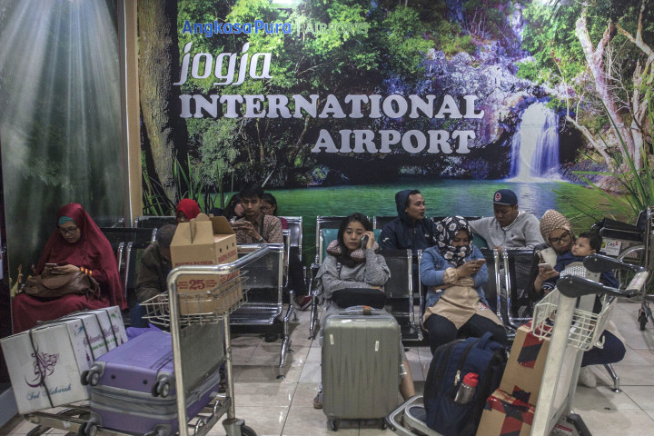Calon penumpang di ruang tunggu Bandara Iswahyudi, Yogyakarta. Jumlah penumpang mudik lebaran menggunakan pesawat terbang meningkat pesat dari tahun ke tahun. ANTARA FOTO/Andreas Fitri Atmoko