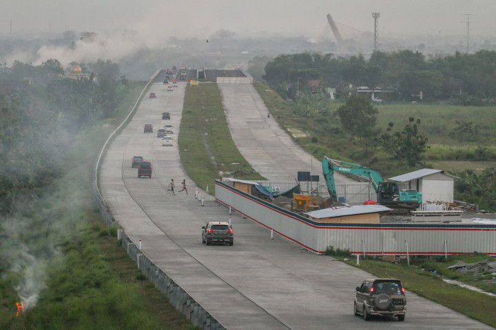Kendaraan pemudik melintas di jalur tol fungsional Solo-Ngawi, Gondang Rejo, Karanganyar, Jawa Tengah, Jumat (30/6). Puncaknya diperkirakan pada Sabtu (1/7). ANTARA FOTO/Mohammad Ayudha