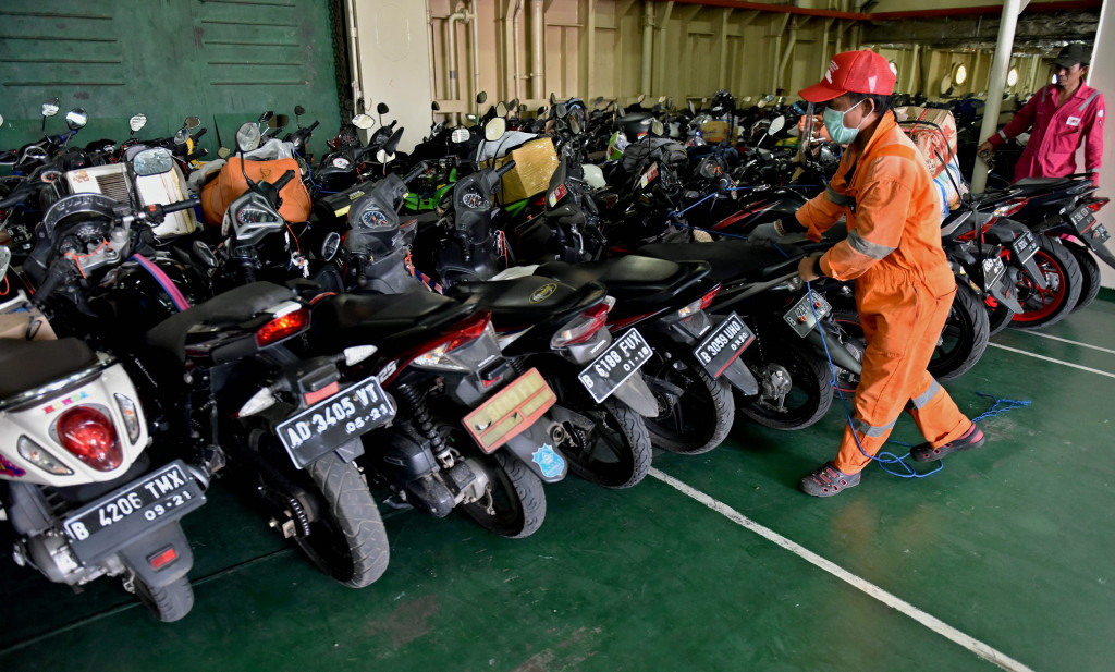 Ratusan sepeda motor peserta mudik gratis diparkir di palka KM KM Dobonsolo di Pelabuhan Tanjung Emas, Semarang. Kapal hendak berlayar kembali ke Jakarta. ANTARA FOTO/R. Rekotomo