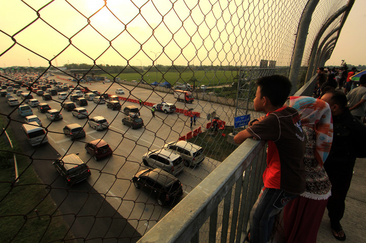 Ratusan kendaraan pemudik memadati pintu masuk Tol Cipali di Cirebon, Jawa Barat. Puncak arus balik diperkirakan terjadi pada hari hingga Minggu lusa. ANTARA FOTO/Dedhez Anggara