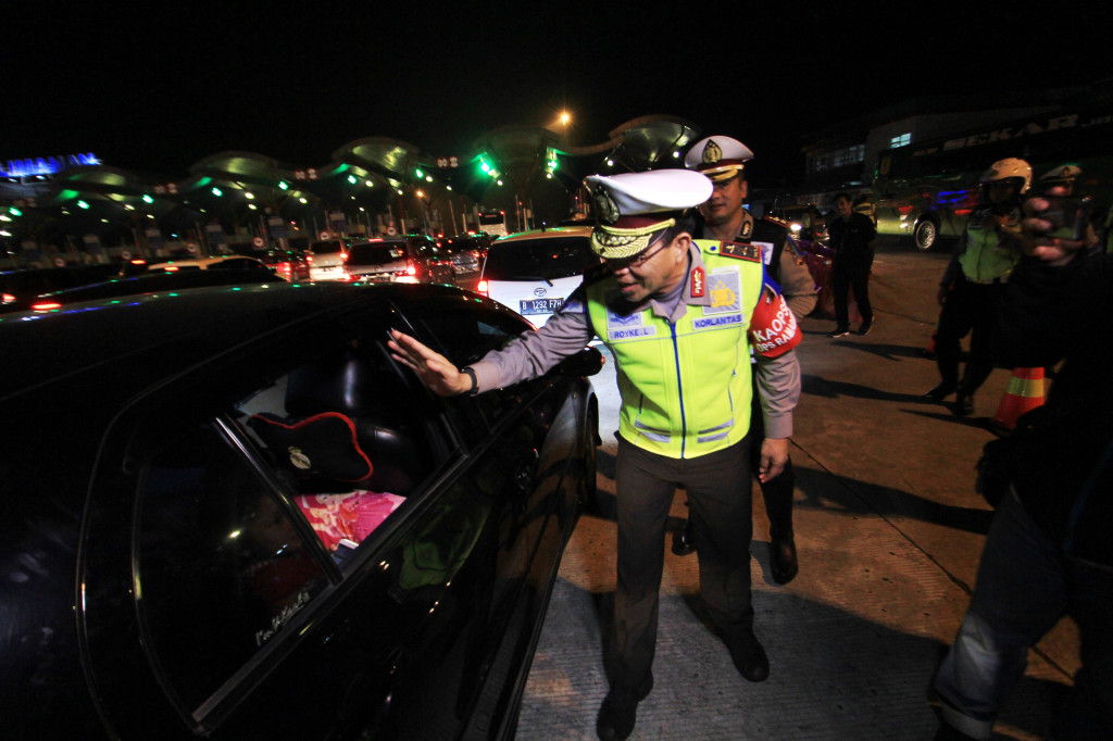 Kakorlantas Polri Irjen Royke Lumowa menyapa pemudik yang mengantre di gerbang tol Cipali, Cirebon, Jawa Barat, Jumat (30/6.2017) malam. Jumlah kendaraan dari Jateng menuju Jakarta melalui Tol Cipali meningkat hingga 75 persen dari hari sebelumnya. ANTARA FOTO/Dedhez Anggara