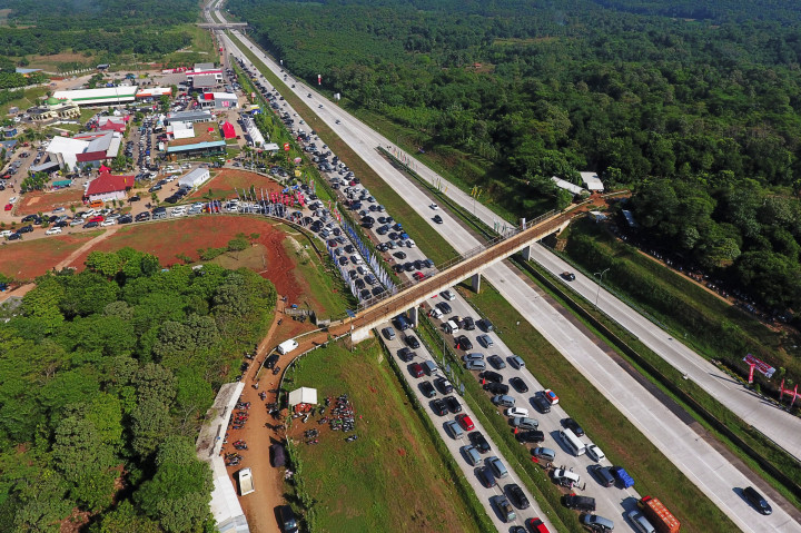 Ratusan kendaraan terjebak kemacetan di Tol Cipali arah Jakarta KM 102 Subang, Jawa Barat. Kemacetan hingga dua puluhan kilometer tersebut disebabkan antrean masuk rest area KM 102 dan mobil pemudik yang diparkir di bahu jalan. ANTARA FOTO/Wahyu Putro A