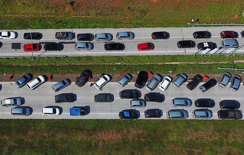 Untuk mencegah kemacetan makin panjang, arus kendaraan yang hendak masuk ke Tol Cipali, Cirebon, dialihkan ke Jalur Pantai Utara (Pantura). 