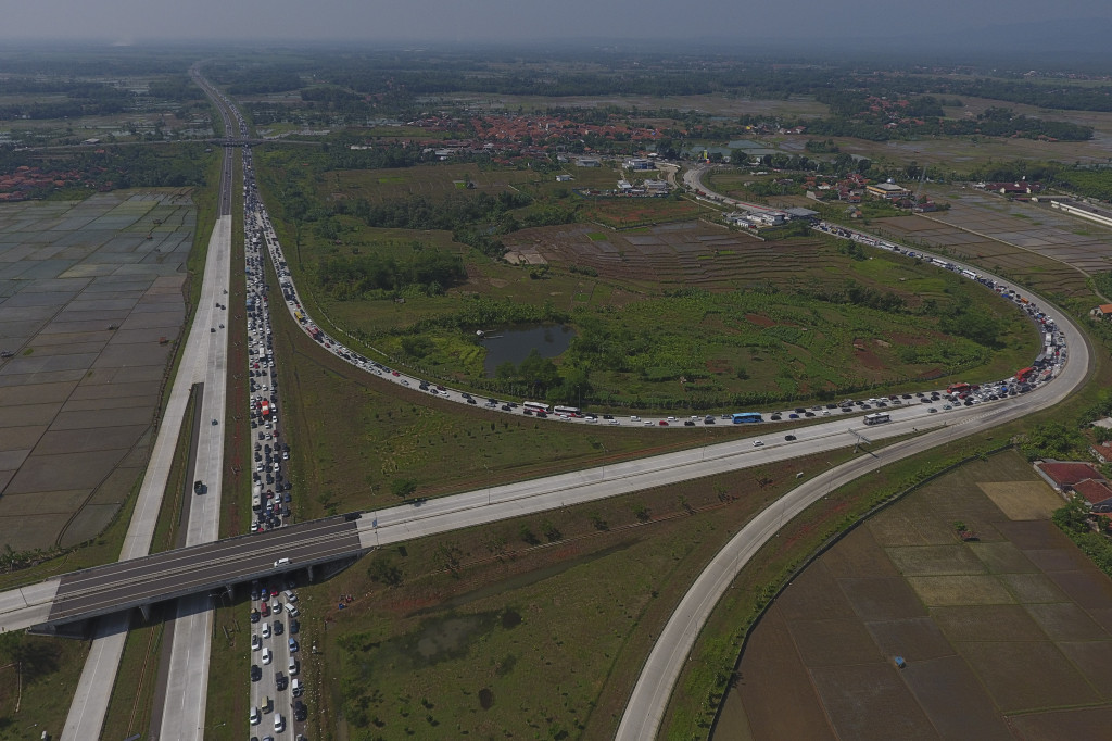 Kemacetan mengular dari KM 102 hingga KM 125. Antrian masuk rest area kian parah sebab mobil yang hendak keluar terhalang mobil lain yang parkir di belakangnya. ANTARA FOTO/Wahyu Putro A