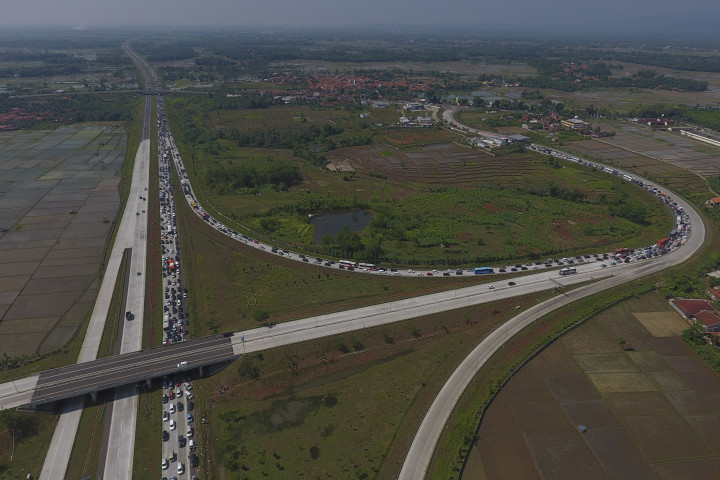 Kemacetan mengular dari KM 102 hingga KM 125. Antrian masuk rest area kian parah sebab mobil yang hendak keluar terhalang mobil lain yang parkir di belakangnya. ANTARA FOTO/Wahyu Putro A