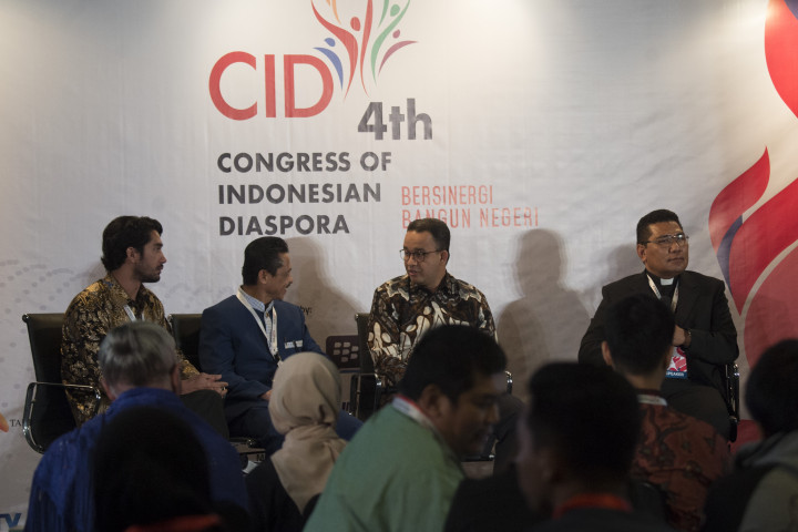Gubernur DKI Jakarta terpilih Anies Baswedan, bersama Imam Besar New York Imam Shamsi Ali (kedua kiri), Direktur The Interfaith Dialogue for Asia Pacific of the Vatican (kanan) dan Aktor Reza Rahadian di panggung Kongres ke-4 Diaspora Indonesia. Diskusi yang mereka membahas situasi terkini toleransi antar umat beragama. ANTARA FOTO/Rosa Panggabean