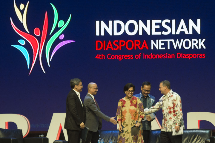 Menkeu Sri Mulyani bersama Wakil Presiden ADB Bambang Susantono (kedua kanan), CEO Credit Suisse Asia Pacific Helman Sitohang (kiri), Peneliti Lee Kuan Yew School Mulya Amri (kedua kiri), Managing Director of Chevron IndoAsia Business Unit Chuck Taylor (kanan) usai menyampaikan paparannya. Diskusi membahas tantangan dan kesempatan perekonomian Indonesia masa depan. ANTARA FOTO/Rosa Panggabean